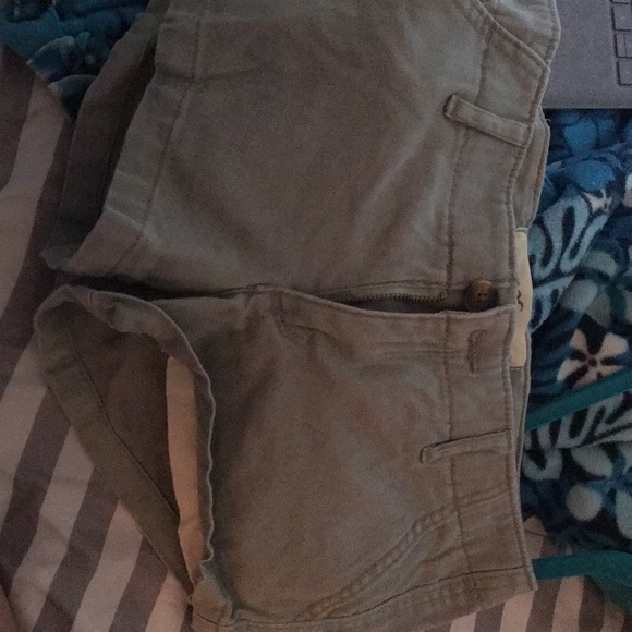 Hollister olive color shorts - Picture 1 of 1